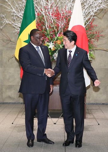 Photograph of the Prime Minister welcoming the President of Senegal