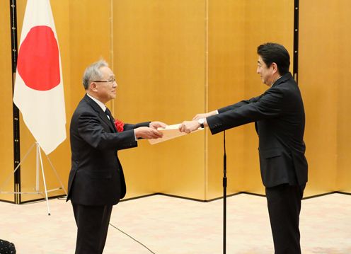 Photograph of the Prime Minister presenting a certificate of award (1)