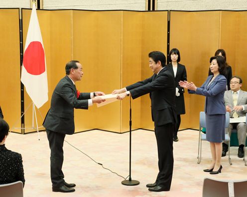 Photograph of the Prime Minister presenting a certificate of award (2)