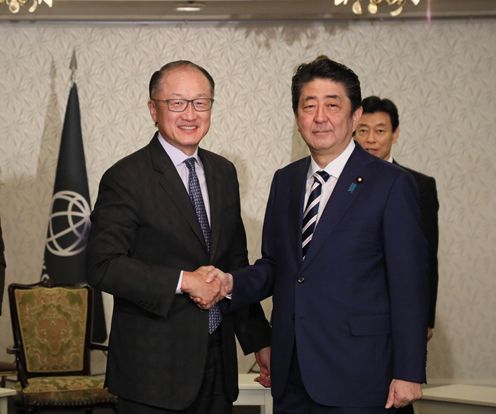 Photograph of the Prime Minister shaking hands with the President of the World Bank Group