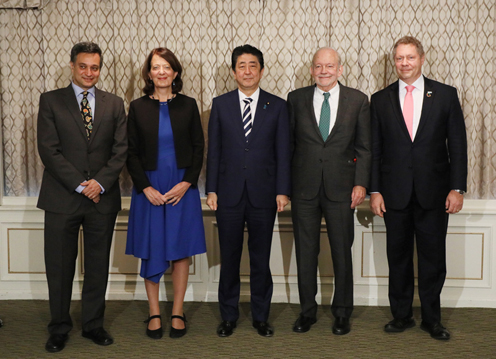 Photograph of the Prime Minister receiving a courtesy call from the leaders of UN agencies and other organizations (1)