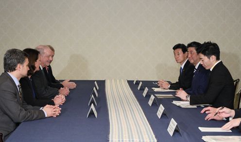 Photograph of the Prime Minister receiving a courtesy call from the leaders of UN agencies and other organizations (2)