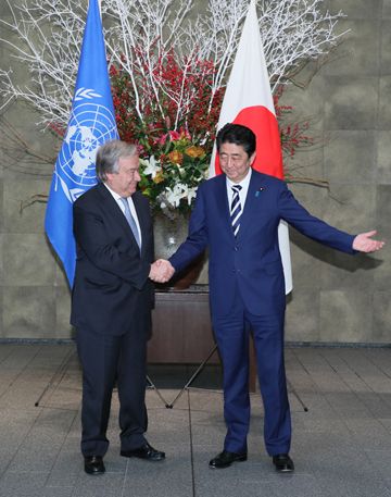 Photograph of the Prime Minister welcoming the UN Secretary-General