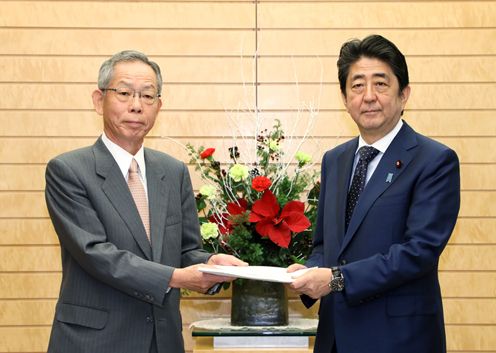 Photograph of the Prime Minister receiving the written opinion (1)