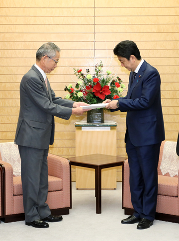 Photograph of the Prime Minister receiving the written opinion (2)