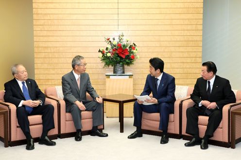 Photograph of the Prime Minister receiving the written opinion (3)