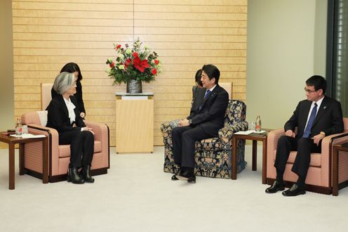 Photograph of the Prime Minister receiving the courtesy call (2)