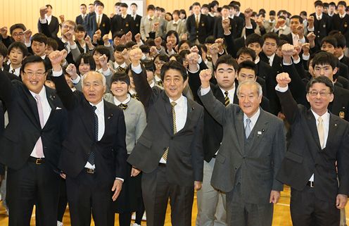 Photograph of the Prime Minister visiting Iwate Prefectural Otsuchi High School  (1)