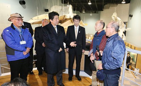 Photograph of the Prime Minister visiting the Whale and Science of Sea Museum (2)