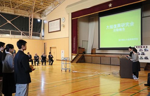 Photograph of the Prime Minister visiting Iwate Prefectural Otsuchi High School  (2)