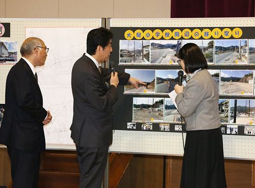 Photograph of the Prime Minister visiting Iwate Prefectural Otsuchi High School  (3)