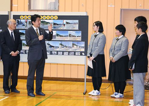 Photograph of the Prime Minister visiting Iwate Prefectural Otsuchi High School  (4)