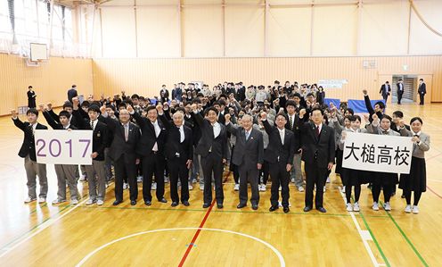 Photograph of the Prime Minister visiting Iwate Prefectural Otsuchi High School  (5)