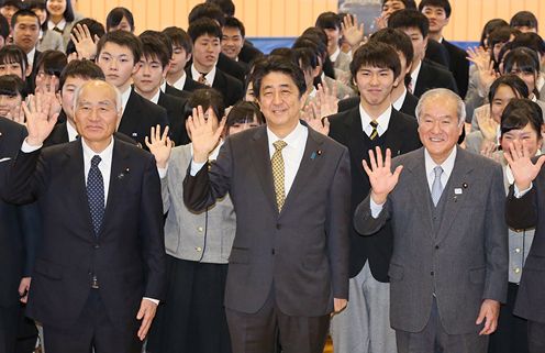 Photograph of the Prime Minister visiting Iwate Prefectural Otsuchi High School  (6)