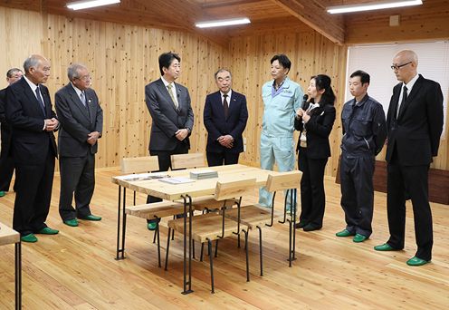 Photograph of the Prime Minister visiting the Kamaishi Forest Owner’s Association (1)
