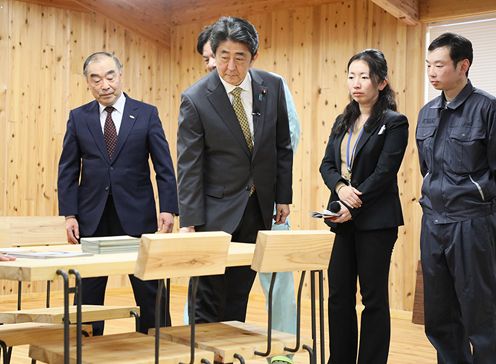 Photograph of the Prime Minister visiting the Kamaishi Forest Owner’s Association (2)