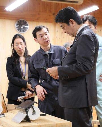 Photograph of the Prime Minister visiting the Kamaishi Forest Owner’s Association (3)