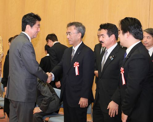 Photograph of the Prime Minister shaking hands with an award recipient