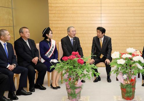 Photograph of the Prime Minister receiving the gifts