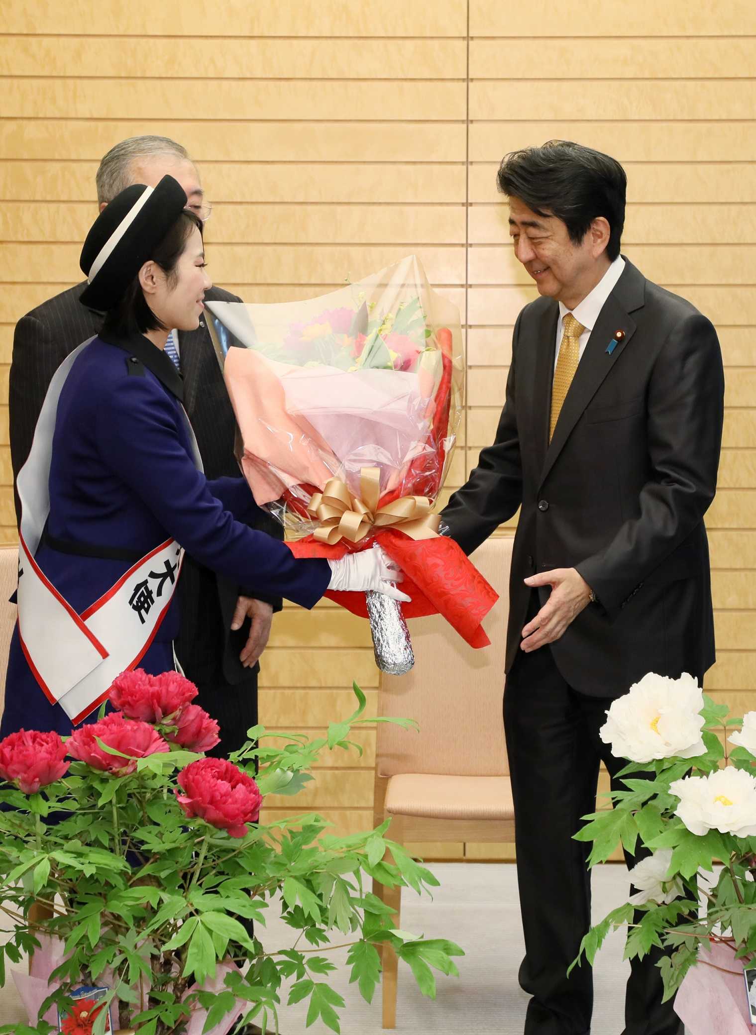 Photograph of the Prime Minister receiving the gifts