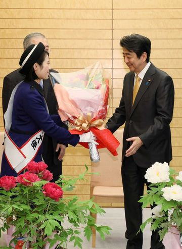 Photograph of the Prime Minister receiving the gifts