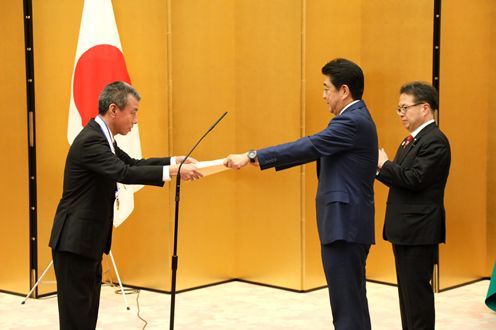 Photograph of the Prime Minister presenting a certificate of award (2)