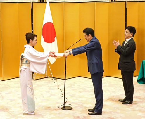 Photograph of the Prime Minister presenting a certificate of award (3)