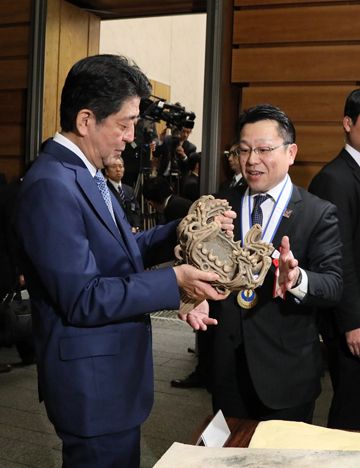 Photograph of the Prime Minister observing the product sample exhibition (3)