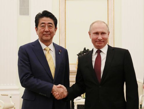 Photograph of the Prime Minister shaking hands with the President of Russia