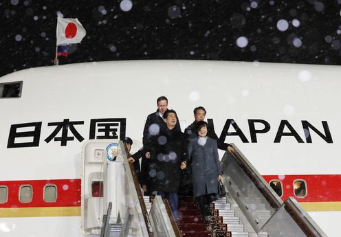 Photograph of the Prime Minister arriving in Moscow