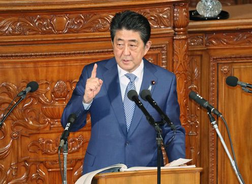 Photograph of the Prime Minister delivering a policy speech during the plenary session of the House of Representatives (1)