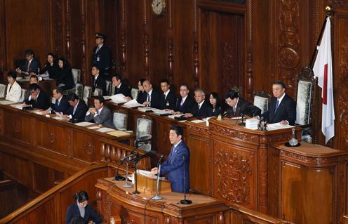 Photograph of the Prime Minister delivering a policy speech during the plenary session of the House of Representatives (3)