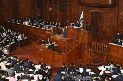 Photograph of the Prime Minister delivering a policy speech during the plenary session of the House of Representatives (4)