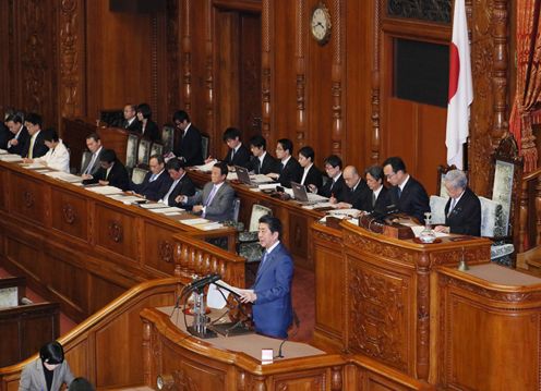 Photograph of the Prime Minister delivering a policy speech during the plenary session of the House of Councillors (3)