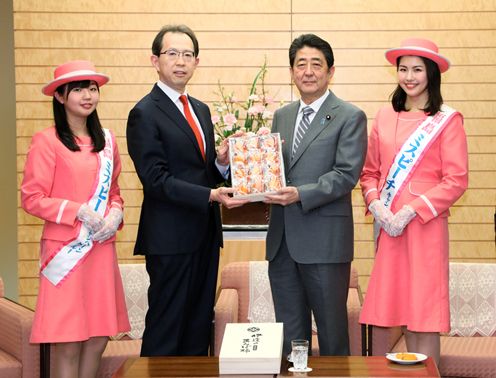 Photograph of the Prime Minister being presented with Anpo persimmons (1)