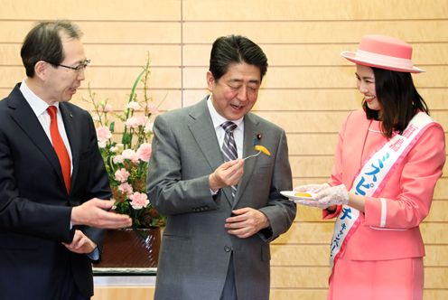 Photograph of the Prime Minister tasting Anpo persimmons