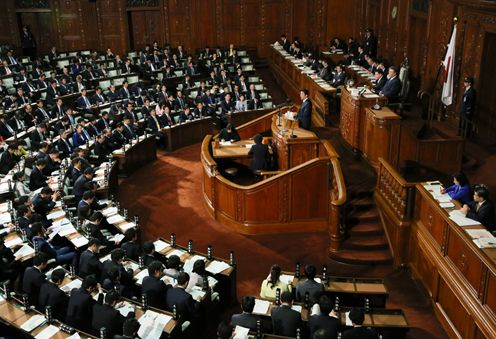 Photograph of the Prime Minister answering questions (5)