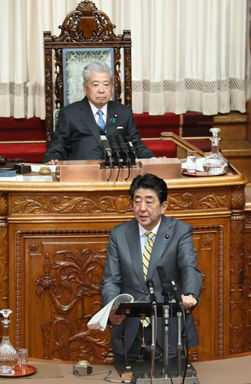 Photograph of the Prime Minister answering questions at the plenary session of the House of Councillors (2)