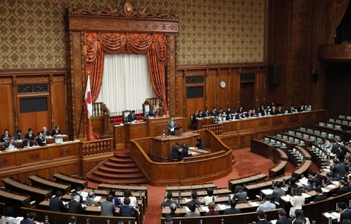 Photograph of the Prime Minister answering questions at the plenary session of the House of Councillors (3)