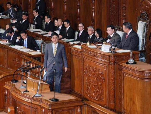 Photograph of the Prime Minister about to answer questions at the plenary session of the House of Representatives