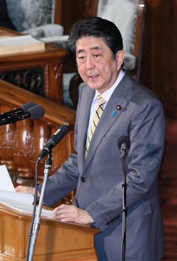 Photograph of the Prime Minister answering questions at the plenary session of the House of Representatives (1)