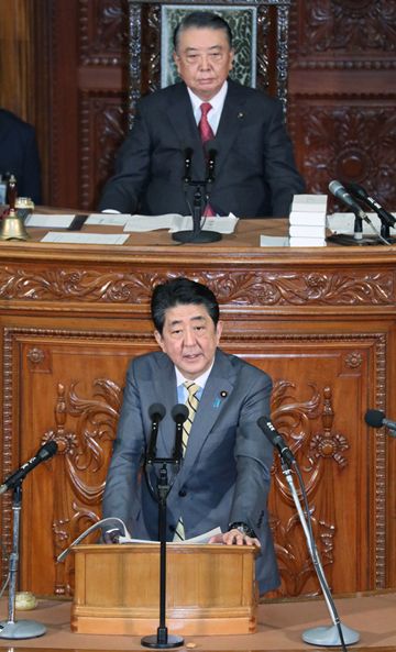 Photograph of the Prime Minister answering questions at the plenary session of the House of Representatives (2)