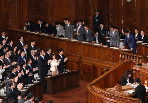 Photograph of the Prime Minister bowing after the vote at the plenary session of the House of Representatives (1)