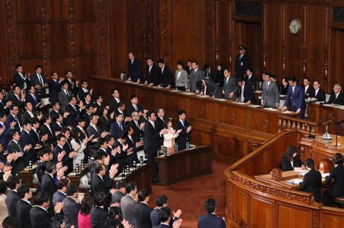 Photograph of the Prime Minister bowing after the vote at the plenary session of the House of Representatives (2)