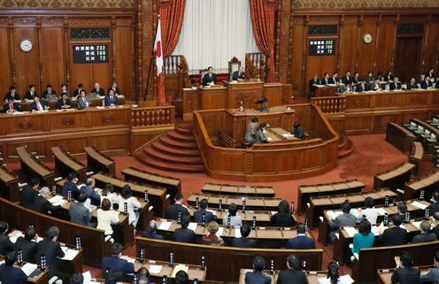 Photograph of the vote at the plenary session of the House of Councillors (2)