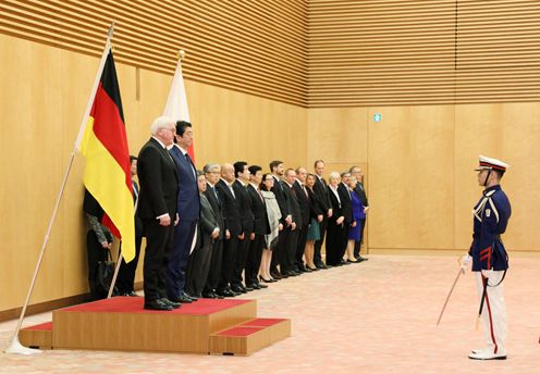 Photograph of the salute and the guard of honor ceremony (1)