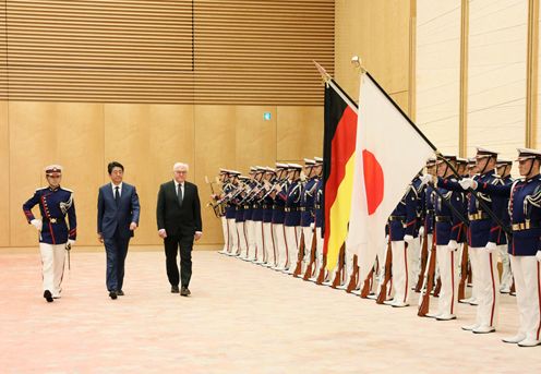 Photograph of the salute and the guard of honor ceremony (2)