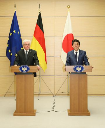 Photograph of the joint press announcement (1)