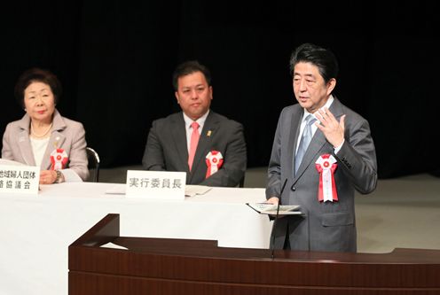 Photograph of the Prime Minister delivering an address (1)