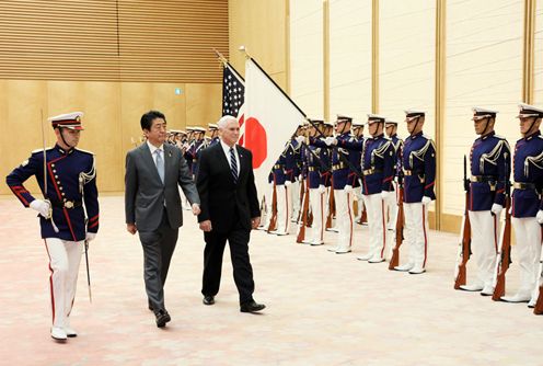 Photograph of the salute and the guard of honor ceremony (2)